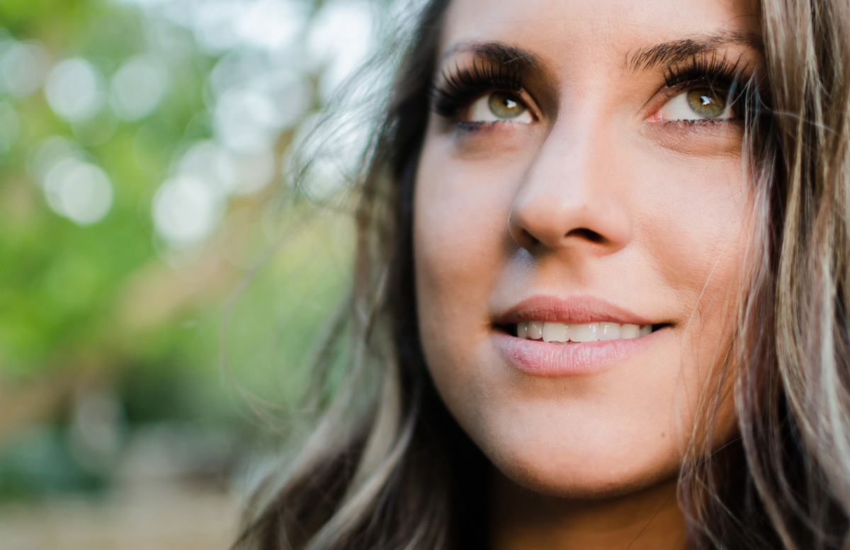 Brunette-outside-with-a-smile